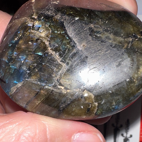 Pilished Labradorite Palm stone A grade - Picture 10 of 15